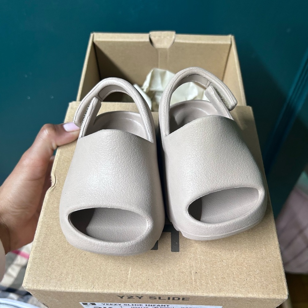 Infant tan yeezy slide